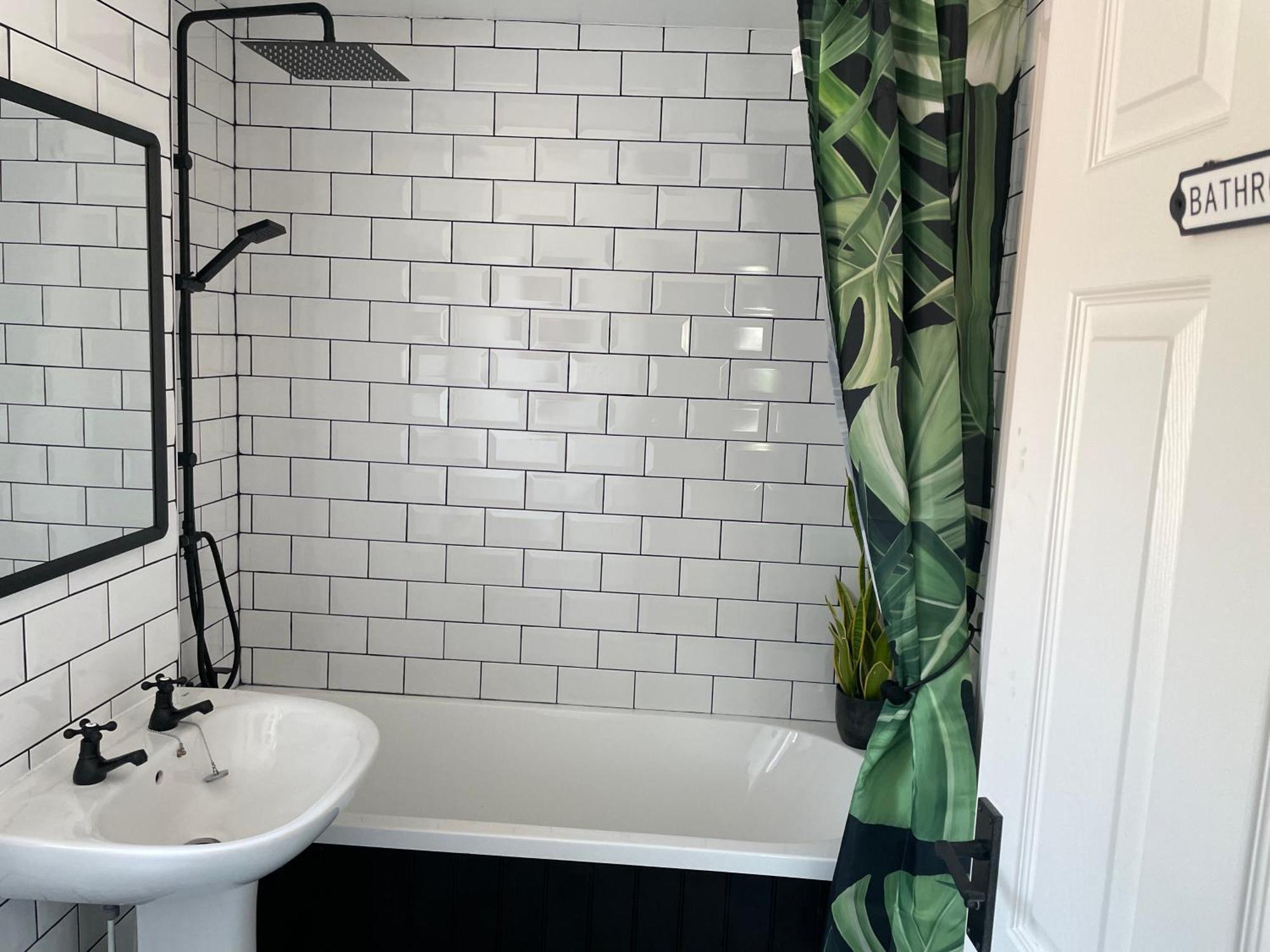 Cosy Home From Home With Private Bathroom - Free Parking Cardiff Extérieur photo